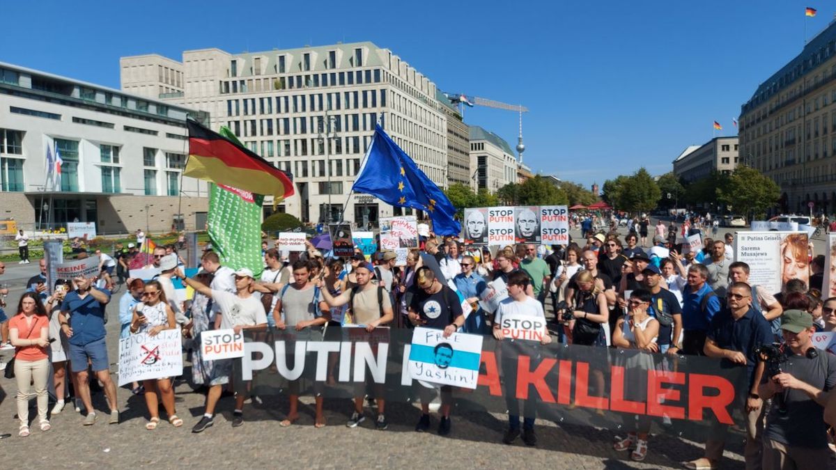 „Putin je zabiják.“ Fotky ze světového protestu, zapojili se i Rusové